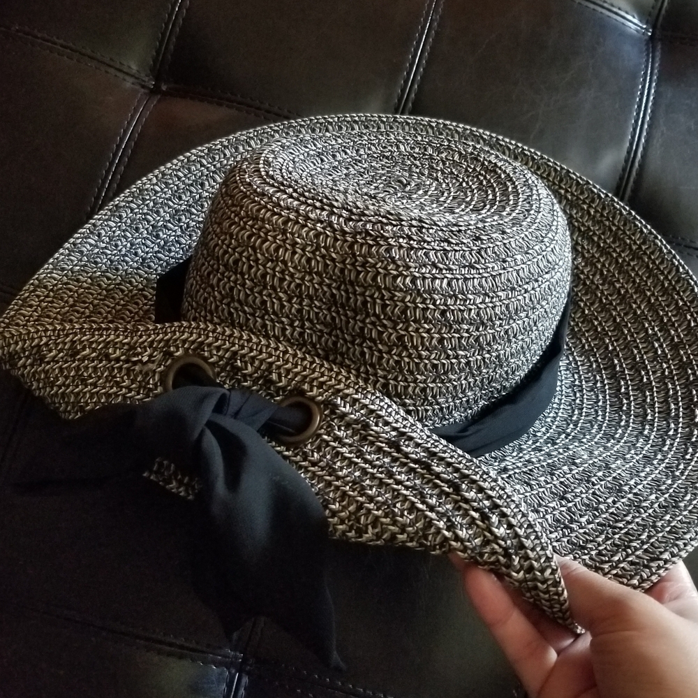 ❗Nine West Black Sun Brim Hat with Back Bow❗